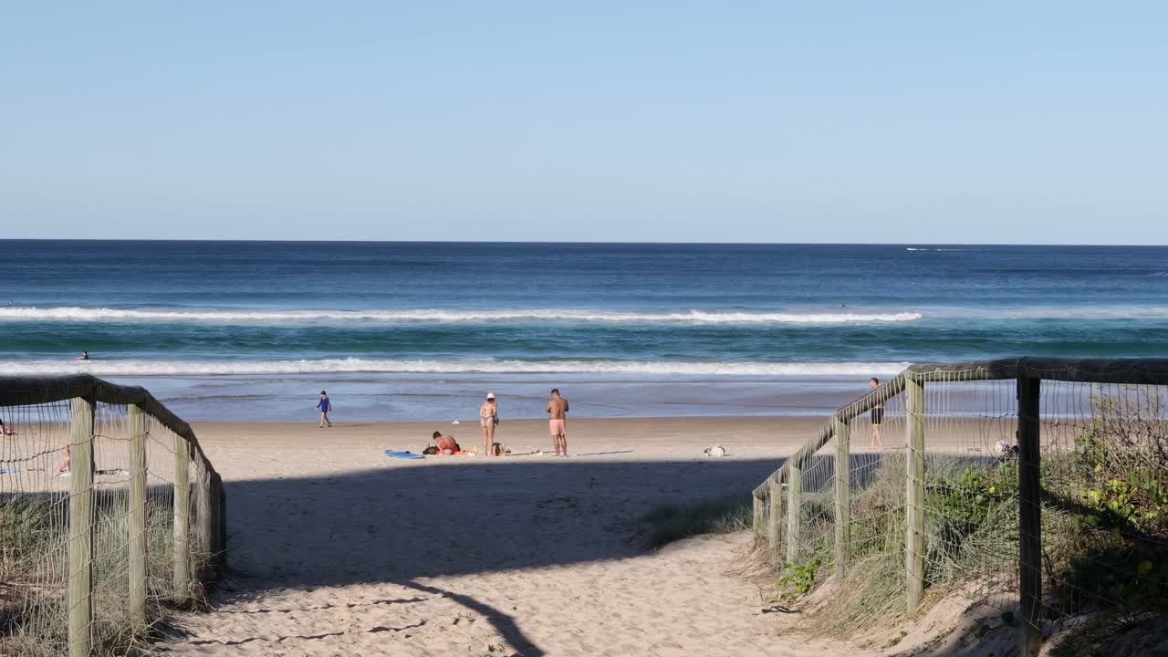 바뀌는 방문객과 함께 해변 장면의 순서