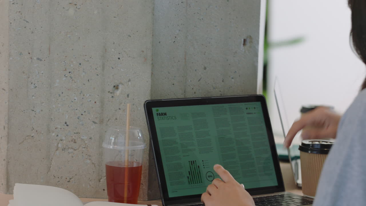 젊은 사업가들이 노트북 컴퓨터를 사용하여 브레인스토밍을 하고 통계를 보고 지속가능한 개발 프로젝트에서 함께 일하고 현대적인 사무실 작업장에서 아이디어를 공유하고 있습니다.