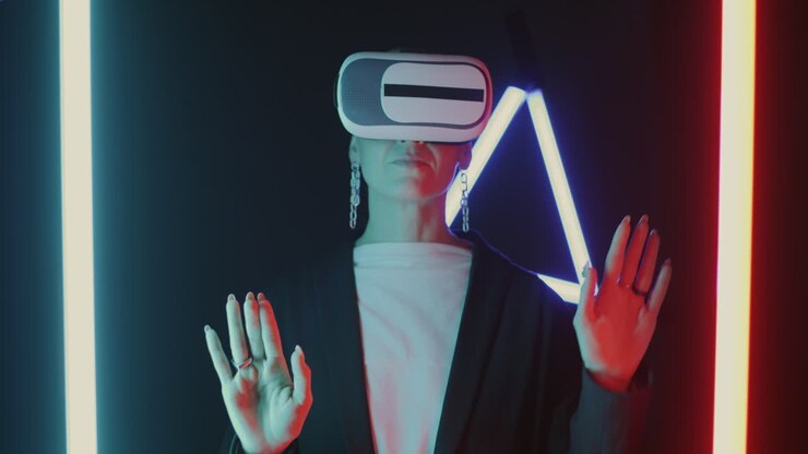 Donna che sperimenta la realtà virtuale