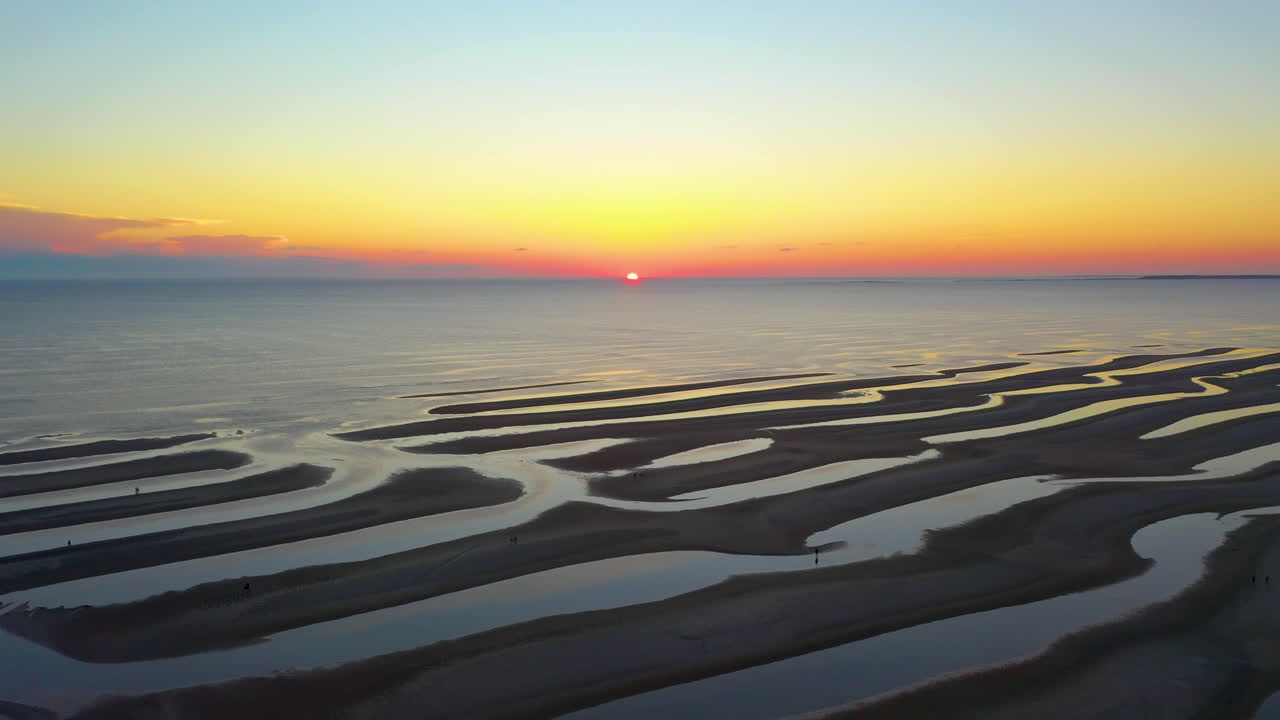 cape cod bay colorful sun set imágenes aéreas de drones de la playa durante la marea baja con barras de arena y charcos