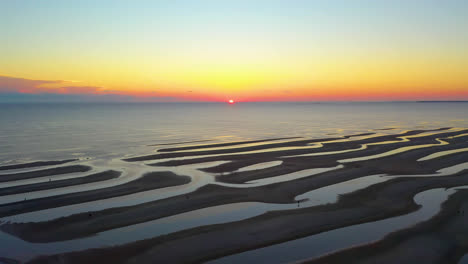 Cape-Cod-Bay-Colorful-Sun-Set-Imágenes-Aéreas-De-Drones-De-La-Playa-Durante-La-Marea-Baja-Con-Barras-De-Arena-Y-Charcos