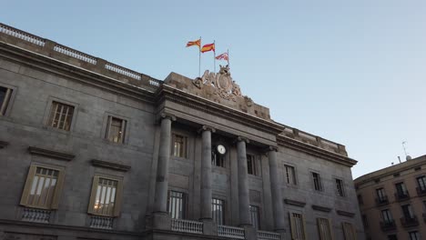 estableciendo la fachada del edificio del gobierno palau de la generalitat barcelona españa con la bandera nacional ondeando