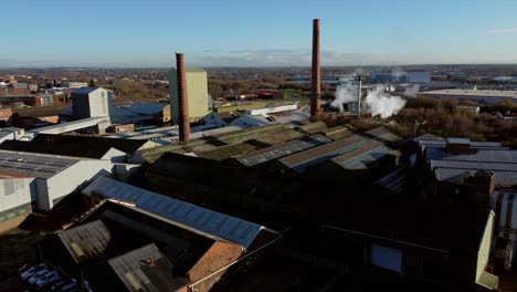 Vista-Aérea-De-Los-Edificios-Del-Almacén-De-La-Fábrica-De-Vidrio-De-Pilkington-A-Través-De-Las-Instalaciones-De-Fabricación-De-La-Ciudad-Industrial