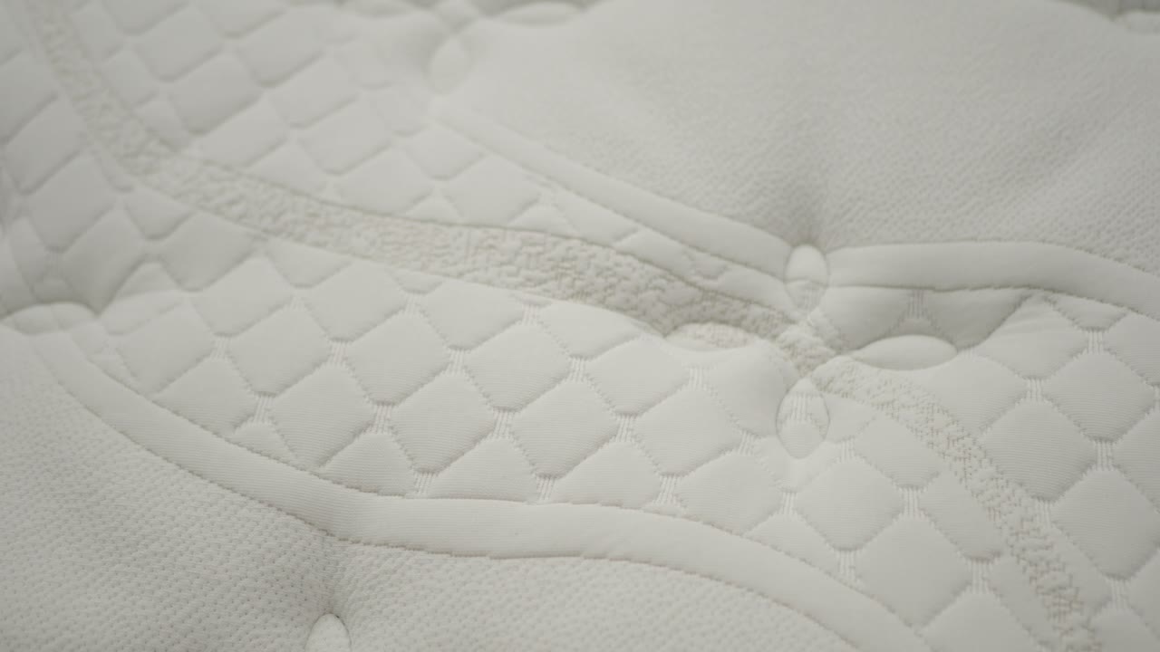 primer plano de un colchón acolchado blanco