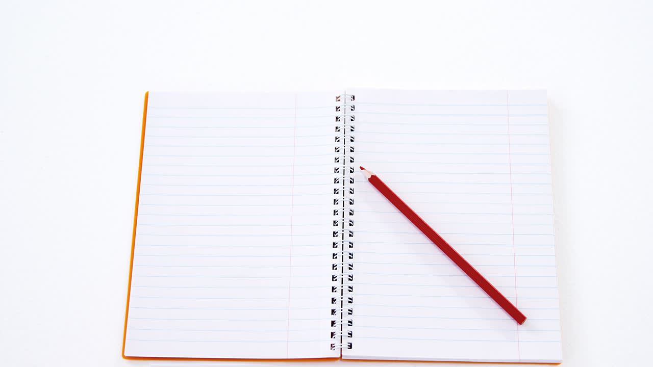 lápiz de color rojo guardado en el libro