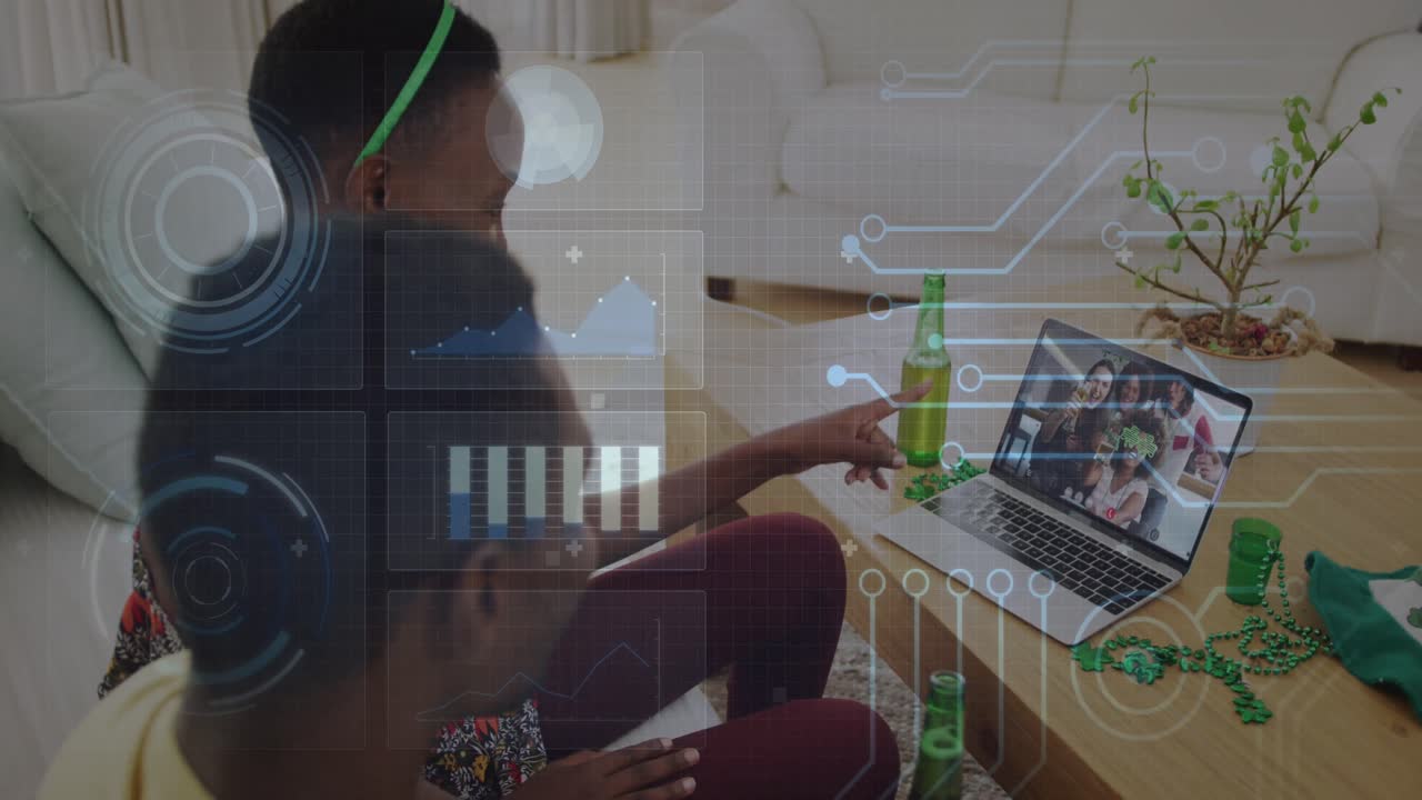 animación del procesamiento de datos sobre una pareja afroamericana haciendo una videollamada