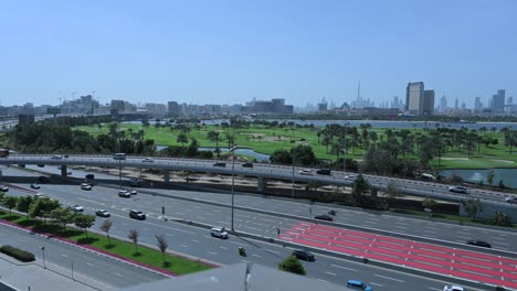 el horizonte de dubái desde deira con tráfico en la carretera del aeropuerto, emiratos árabes unidos