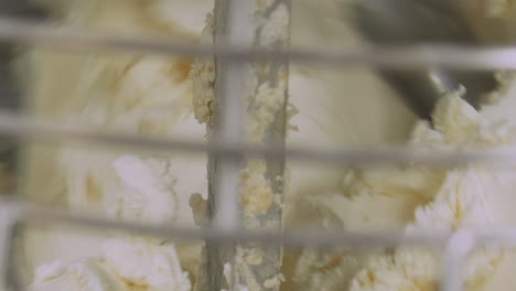 primer plano de mantequilla y glaseado que se mezclan para crear un aderezo para pasteles