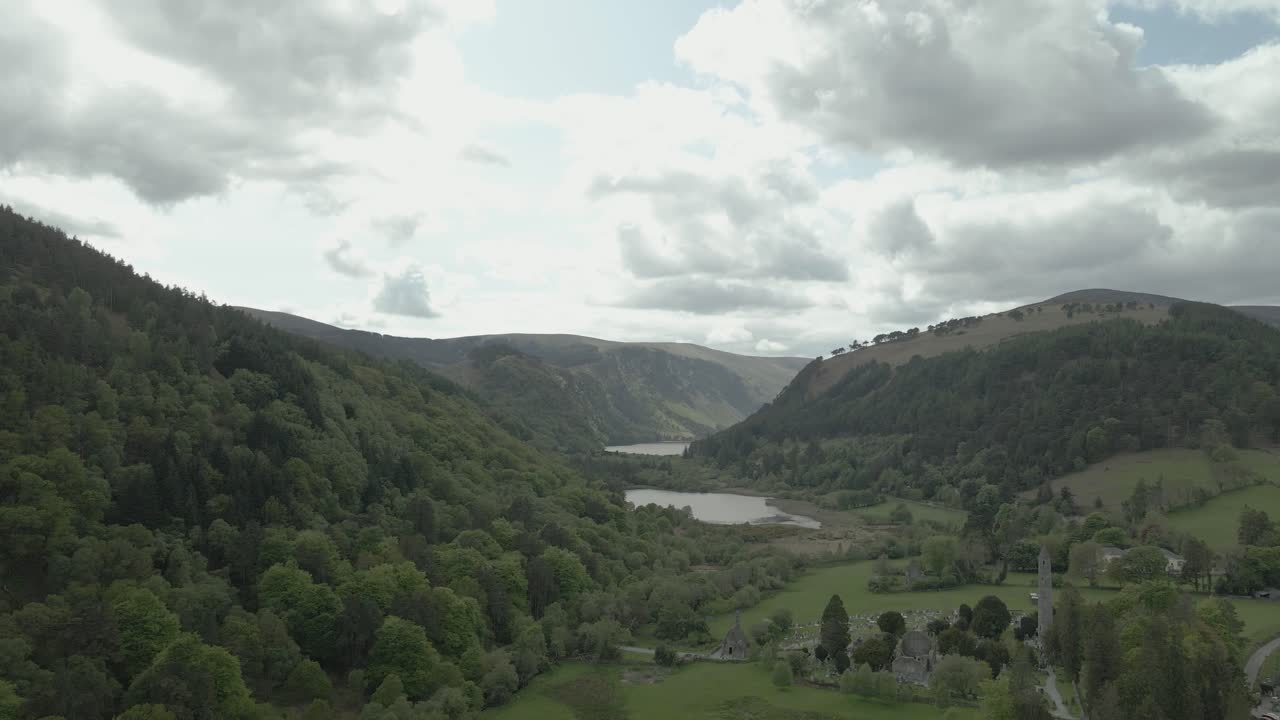 글렌달로우 호수 는 아일랜드 의 구름 이 가득 한 하늘 아래 에 있는 위클로우 산맥 의 푸른 녹지 가운데 있다