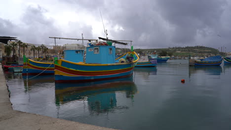 Hafen-Von-Marsaxlokk-Mit-Luzzus