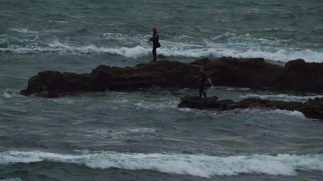 carcavelos 해변, 포르투갈, 놀라운 색조의 아름다운 대서양 파도