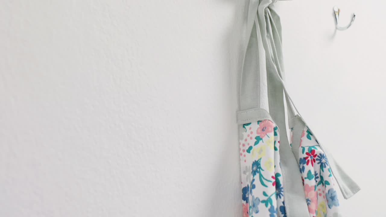 el delantal colgando en el gancho 4k