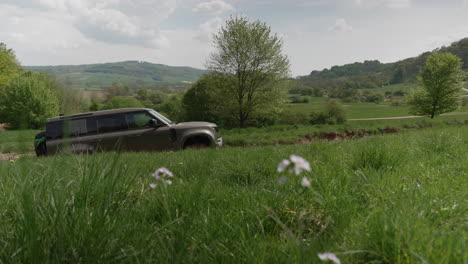 Offroad-Truck-Taucht-Auf-Holpriger-Straße-In-Grüner-Wiesenlandschaft