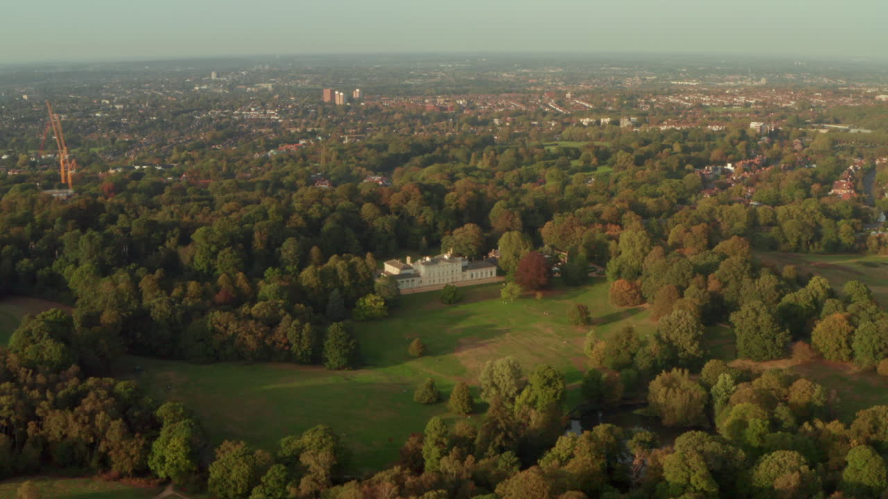 Ripresa aerea circolare intorno a Kenwood House, Hampstead Heath, Londra