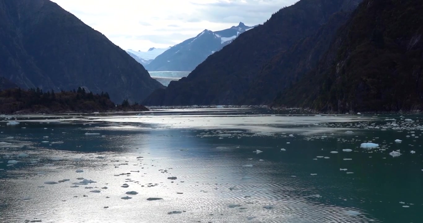 Ghiacciaio Sawyer visto da lontano nel fiordo Tracy Arm, Alaska