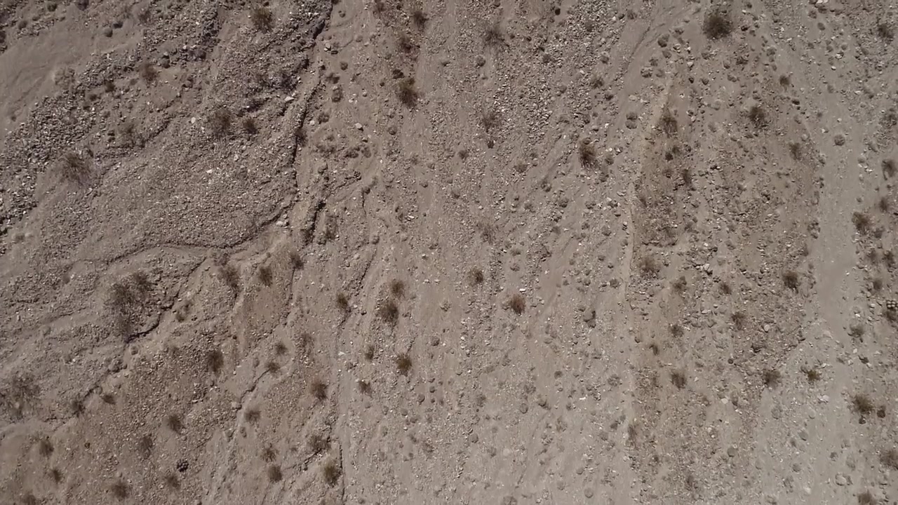 Veduta Aerea Dall'alto di un Paesaggio Desertico Arido con Scarsa Vegetazione