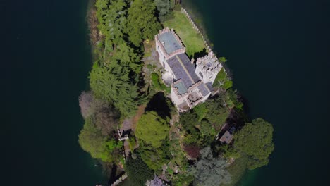 Vista-De-Arriba-Hacia-Abajo-Del-Castillo-Medieval-De-La-Pequeña-Isla-Italiana-De-Loreto-En-Medio-Del-Lago-Iseo