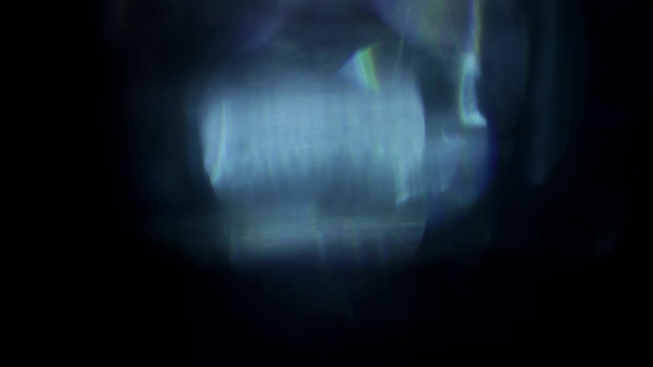 abstracto vidrio fugas de luz reflejos en fondo negro