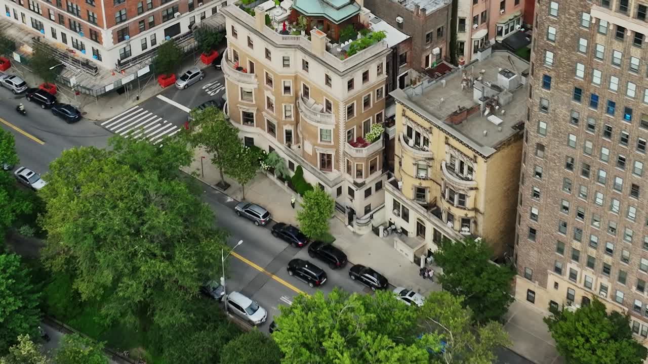 Exploring urban life in New York from above with stunning drone views