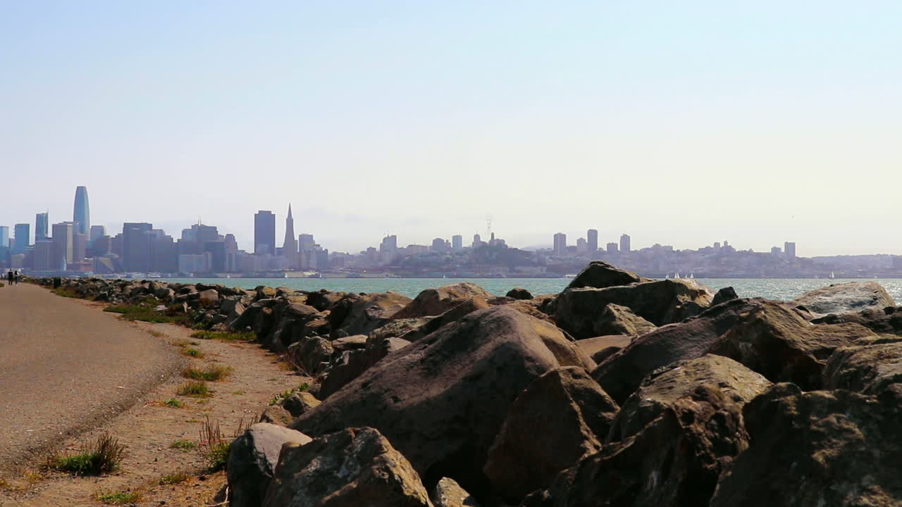 보물섬에서 본 노스 베이 위로 흐릿한 샌프란시스코 스카이라인