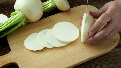 rábano daikon en rebanadas. rábano japonés blanco y redondo crudo y fresco y sabroso.