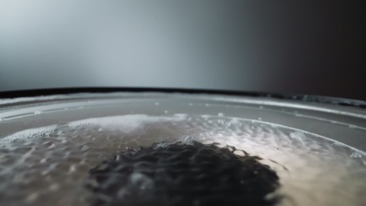 el altavoz forma sonido con transwater y espuma en el diafragma