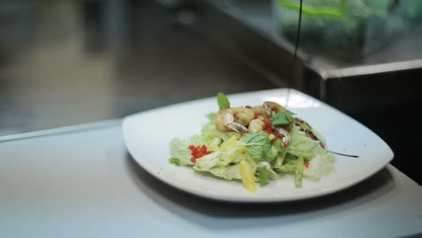 plato de ensalada fresca con camarones