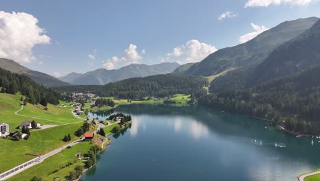 vista aérea del lago con un telón de fondo de líneas montañosas, situado cerca de davos en el cantón de graubünden, suiza