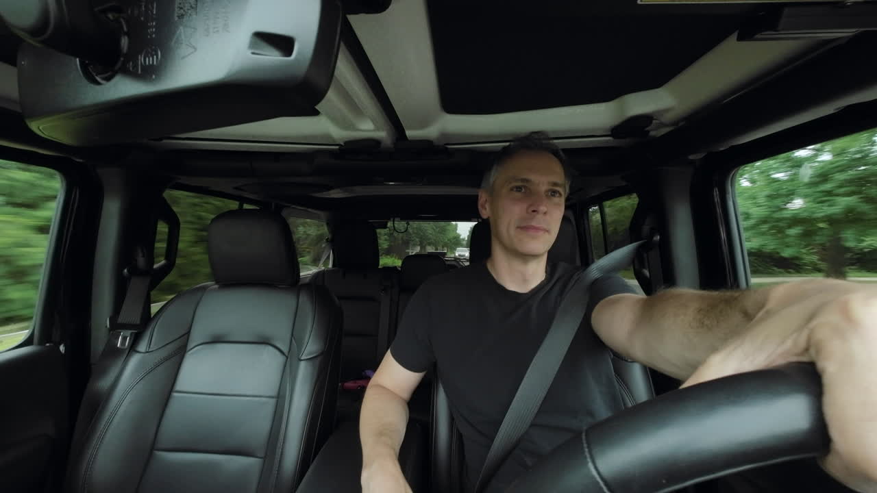 hombre adulto conduciendo por la carretera