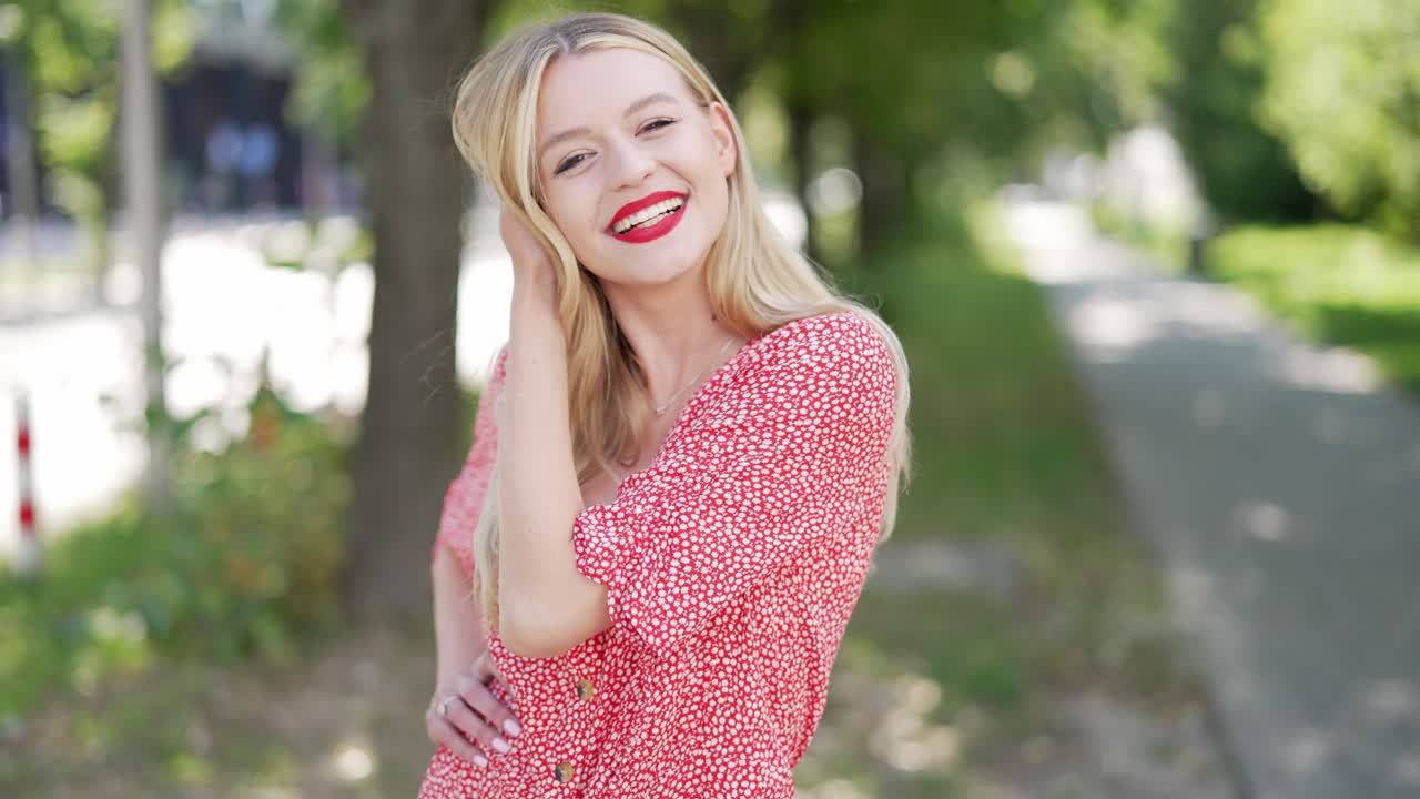 빨간 꽃 드레스 를 입은 여자