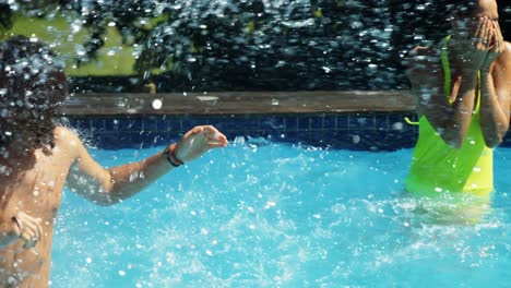 grupo de amigos divirtiéndose en la piscina