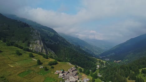 niebla que cubre los alpes de cottian
