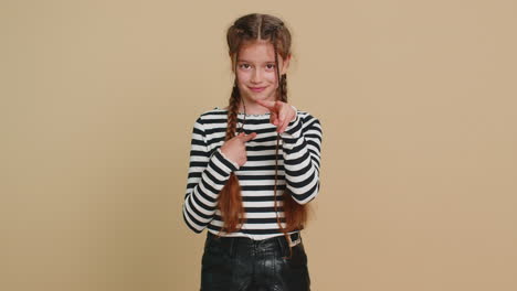 niña de la escuela muestra apuntando a sus ojos y cámara te estoy viendo gesto espiar a alguien