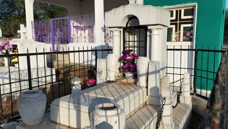 Close-up-of-a-grave-in-El-Triunfo-Municipal-Cemetery,-Mexico