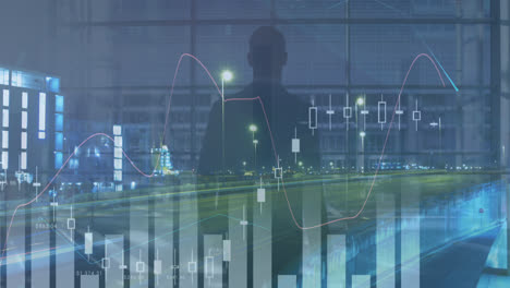 Procesamiento-De-Datos-Estadísticos-Contra-La-Vista-Trasera-Del-Hombre-De-Negocios-Con-Bolsa-De-Carro-Y-Tráfico-Nocturno-De-La-Ciudad