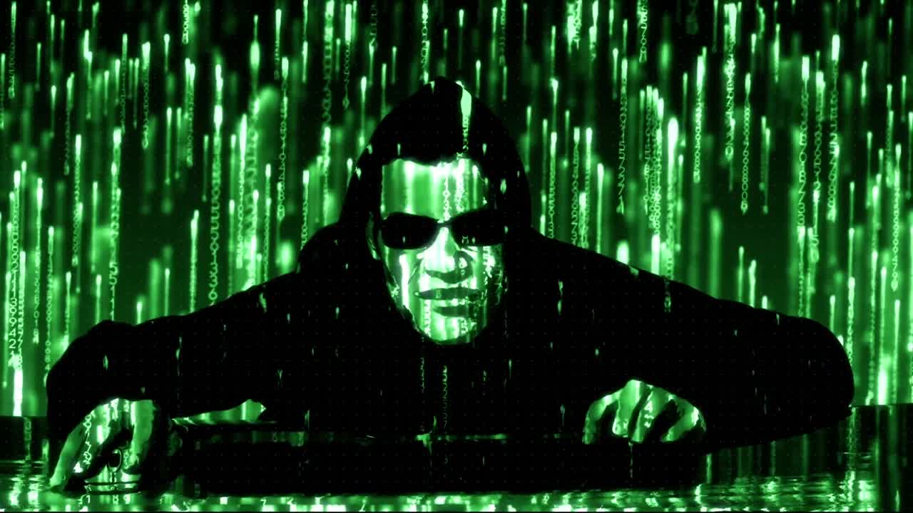 animación de escaneos de alcance y rastros de luz verde sobre un hacker de computadora masculino en el fondo