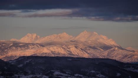 Vista-Del-Parque-Nacional-Gran-Sasso-Bajo-La-Nieve-Desde-Guardiagrele,-Abruzzo,-Italia