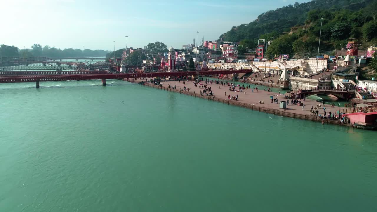 haridwar disparado desde el aire sobre el sagrado río ganges.