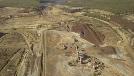 Die-Mine-São-Domingos-Per-Drohne,-Ein-Verlassener-Tagebau-In-Corte-Do-Pinto,-Alentejo,-Portugal