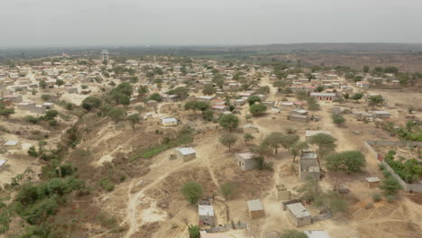 angola, volando sobre un pequeño pueblo de adobe, caxito, bengo, áfrica