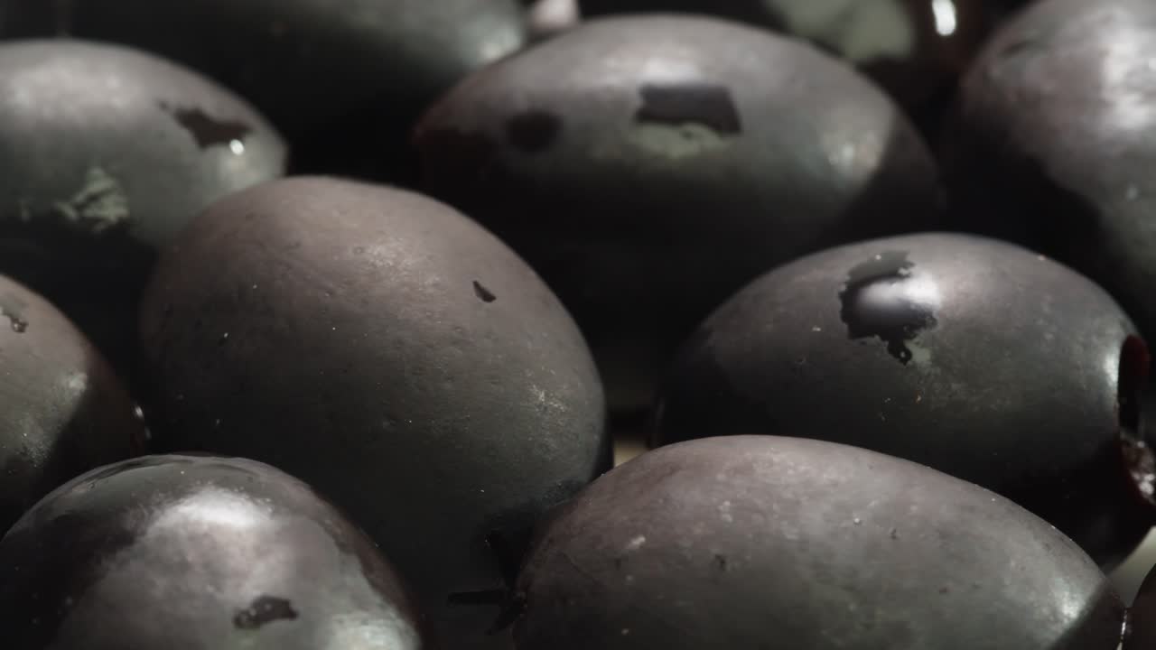 aceitunas verdes redondas en vinagre de grecia como fondo, vista de arriba. imágenes de alta calidad en 4k
