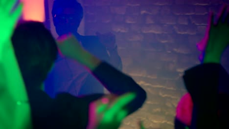en una fiesta en manos en cámara lenta