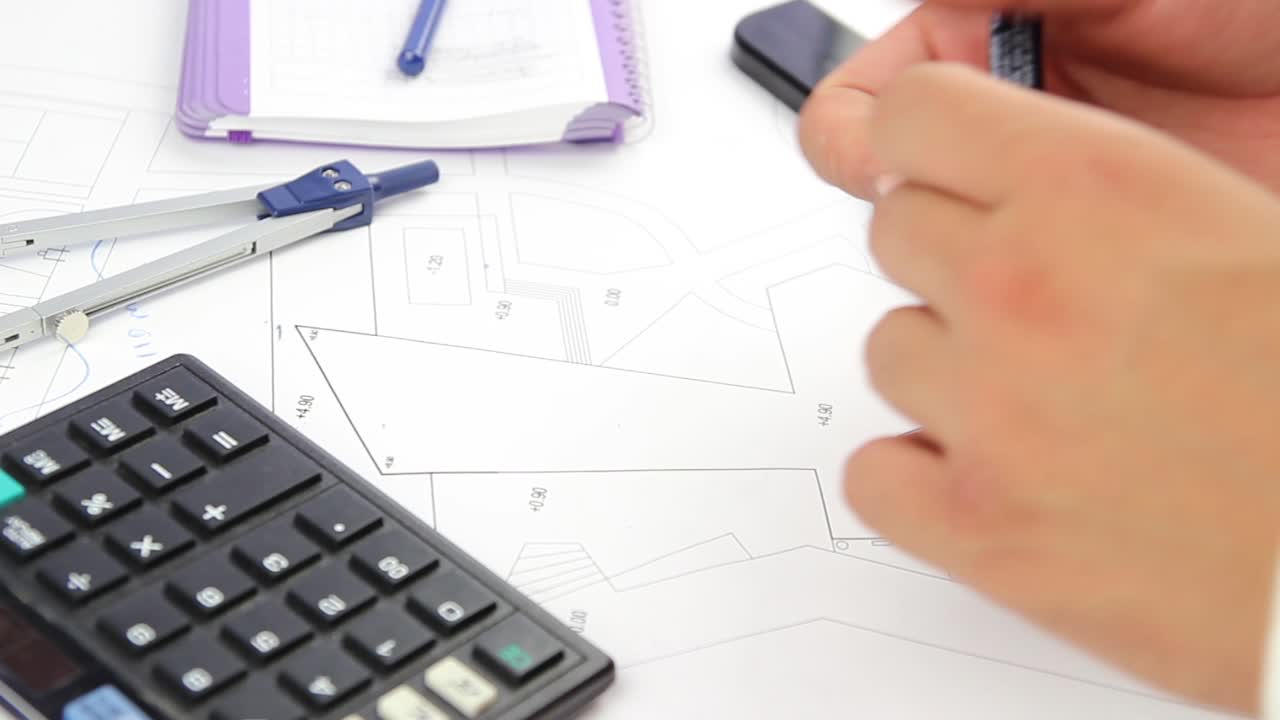 arquitecto trabajando dibujo en el plan