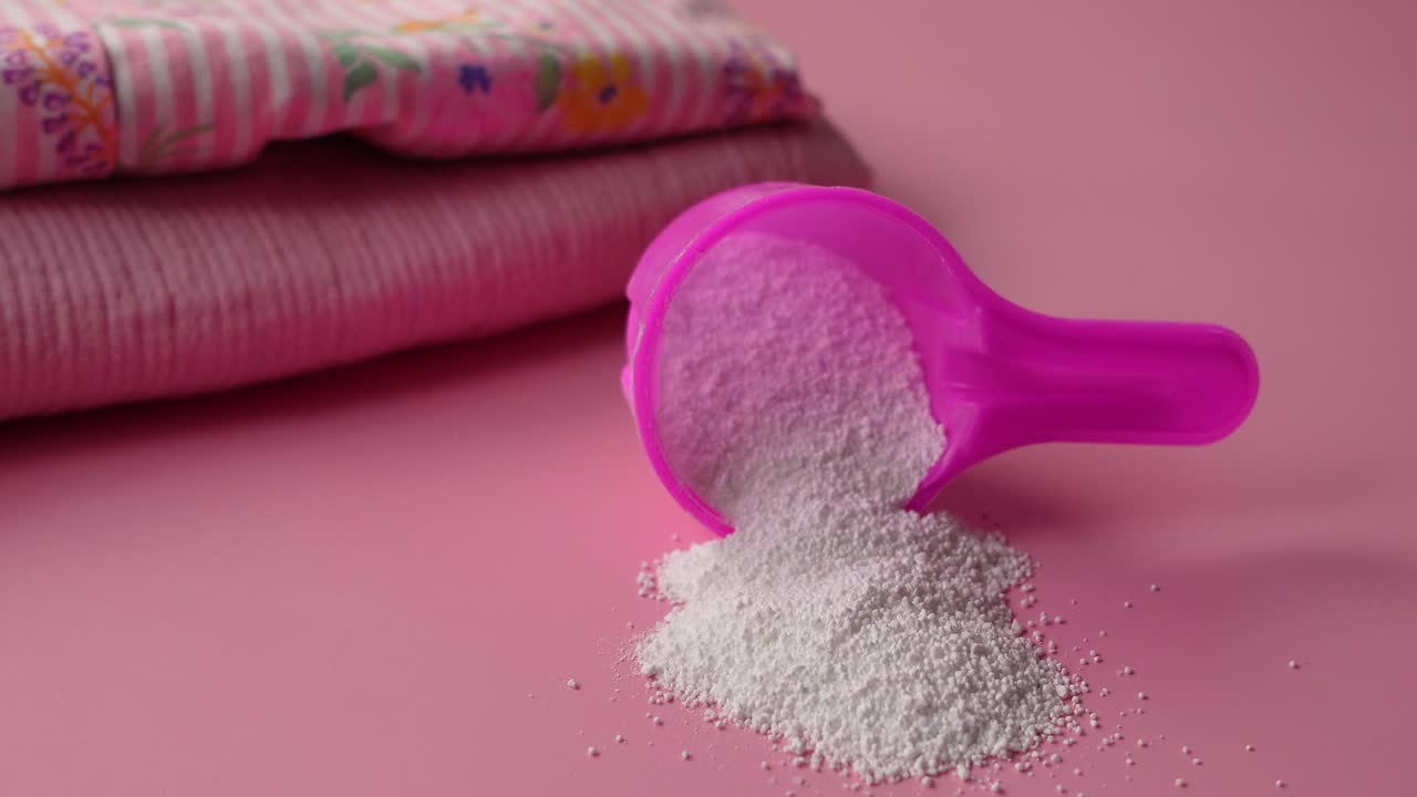 detergente para lavar la ropa y ropa para bebés