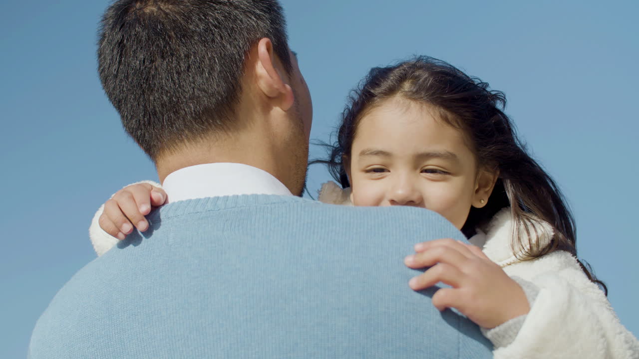 해변에서 아빠를 껴안고 키스하는 행복한 귀여운 일본 소녀의 클로즈업 샷