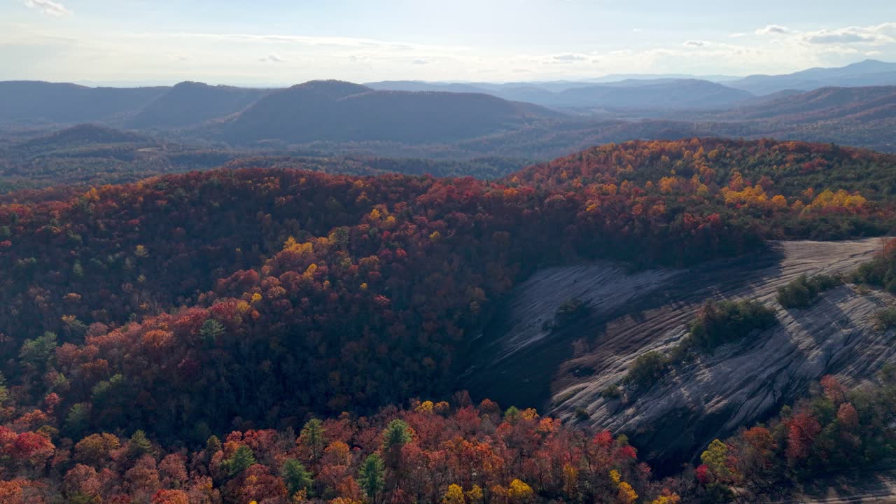 Vista aérea otoñal de Stone Mountain (Carolina del Norte).