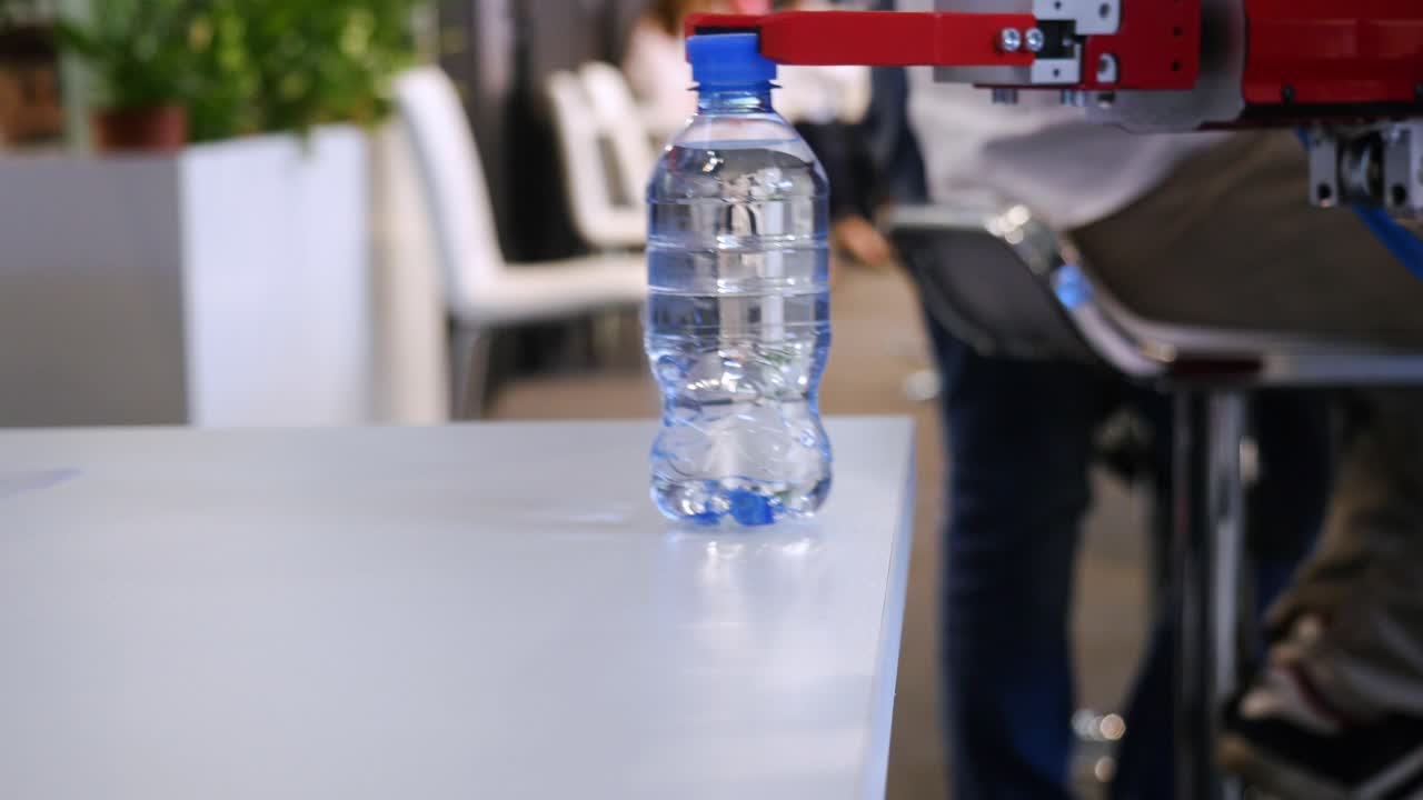 robot manipulando una botella de agua