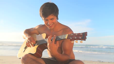 Hombre guapo tocando la guitarra