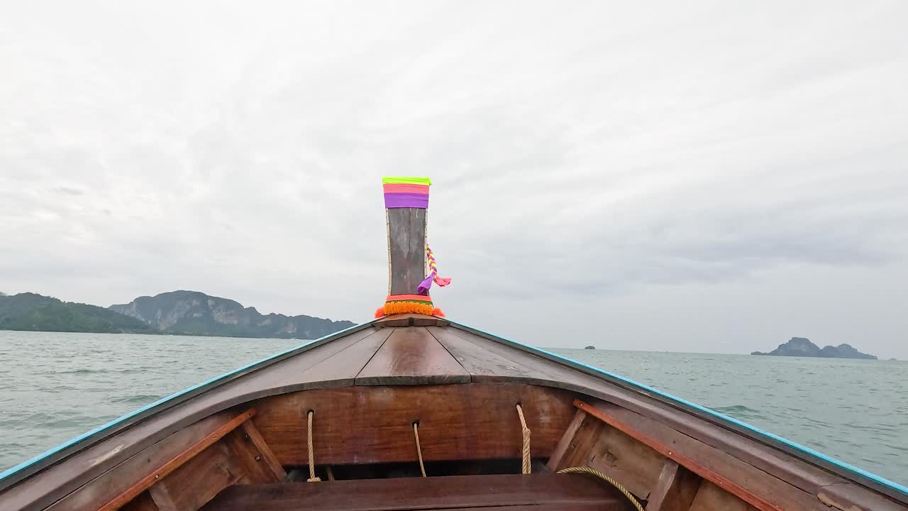 아름다운 섬 풍경을 가진 바다를 가로질러 보트 여행