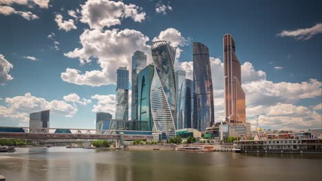día soleado de verano moscú ciudad moderna panorámica a orillas del río 4k lapso de tiempo rusia
